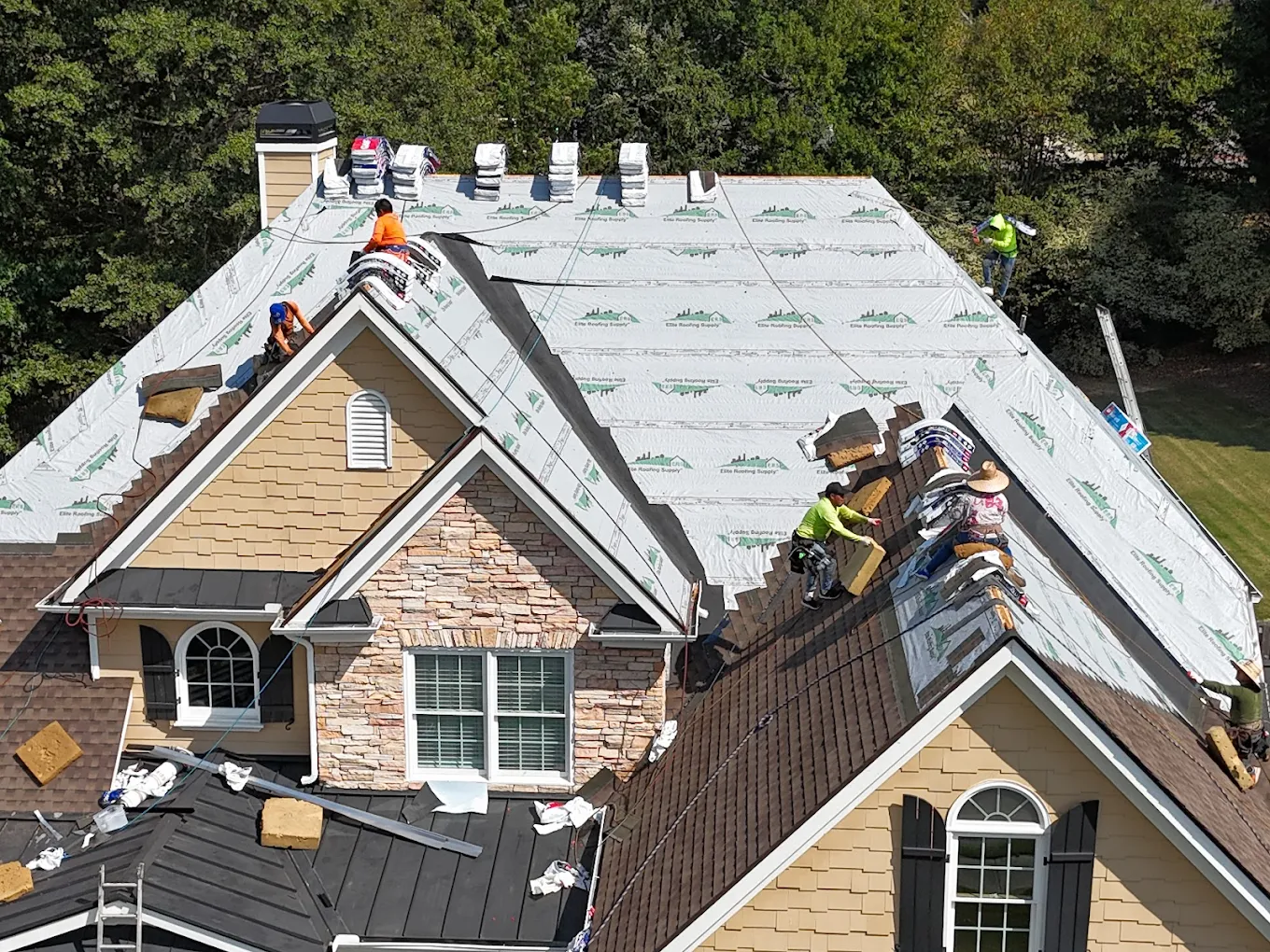 Robin Hood Roofing crew installing new architectural shingles over fresh underlayment on a North Georgia home